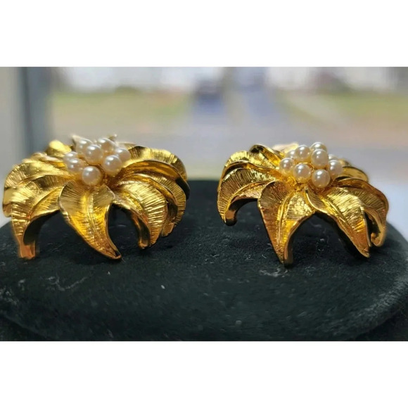Vintage Gold Toned Pierced Earrings - Picture 3 of 6